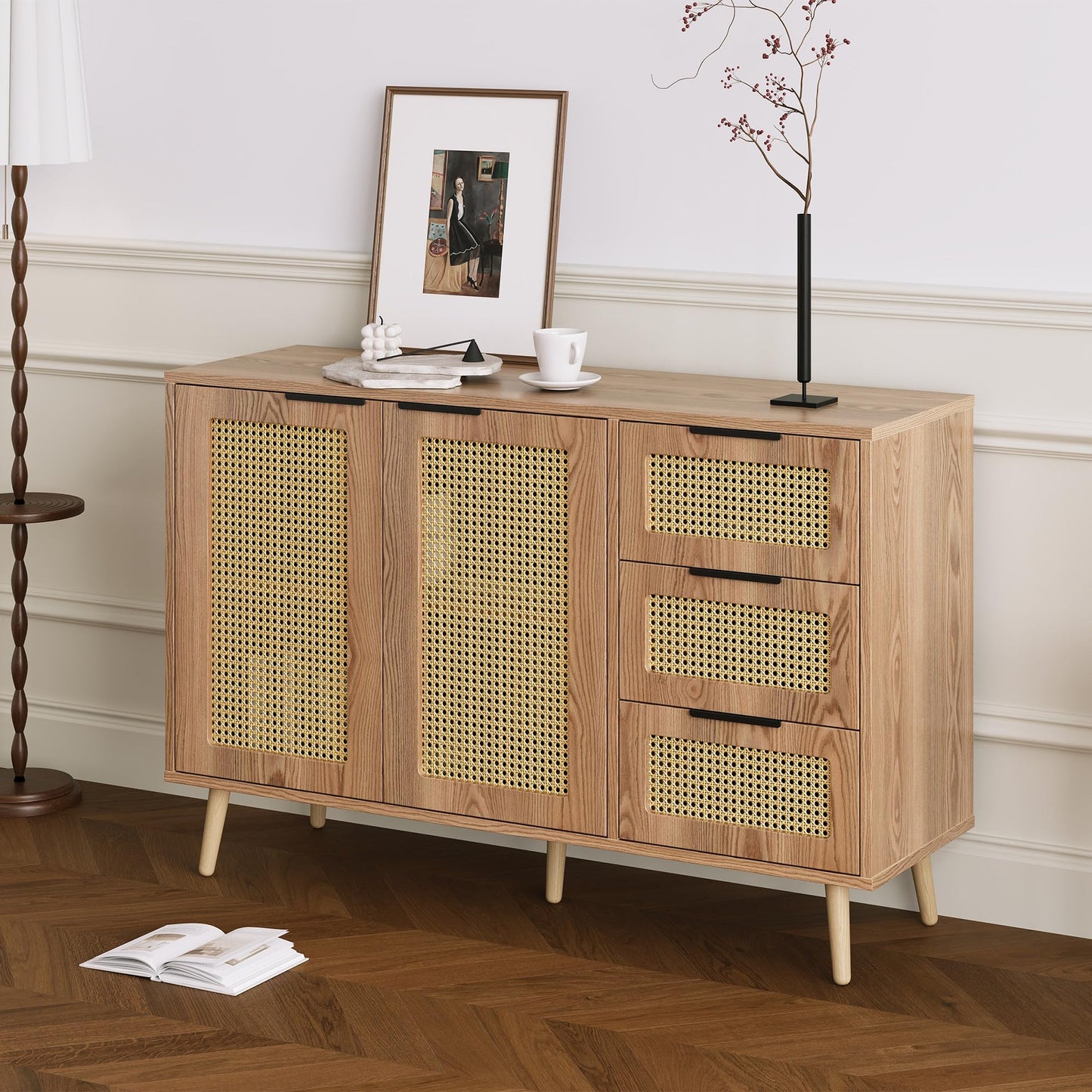 Buffet Vintage Rotin Style Bohème Bahut avec 2 Portes et 3 Tiroirs, Équipé de Poignées Noires, Armoire de Style Maison de Campagne pour Salle à Manger, Cuisine, Entrée, Salon (Bois Naturel/Noyer)