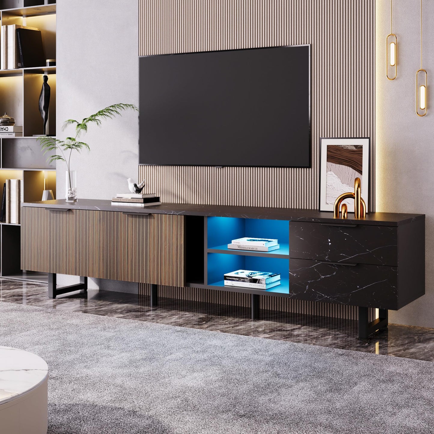 Meuble TV LED Banc TV Moderne Aspect Marbre Noir, Portes en Grain de Bois Foncé, Meuble Télé avec Lumières LED Réglables, Table TV avec Deux Portes et Deux Tiroirs, Adapté pour Robot Aspirateur Marque : SHUGUANG