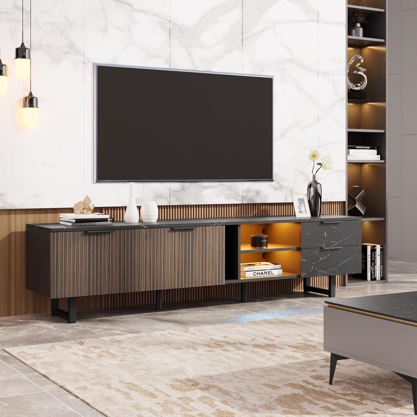 Meuble TV LED Banc TV Moderne Aspect Marbre Noir, Portes en Grain de Bois Foncé, Meuble Télé avec Lumières LED Réglables, Table TV avec Deux Portes et Deux Tiroirs, Adapté pour Robot Aspirateur Marque : SHUGUANG