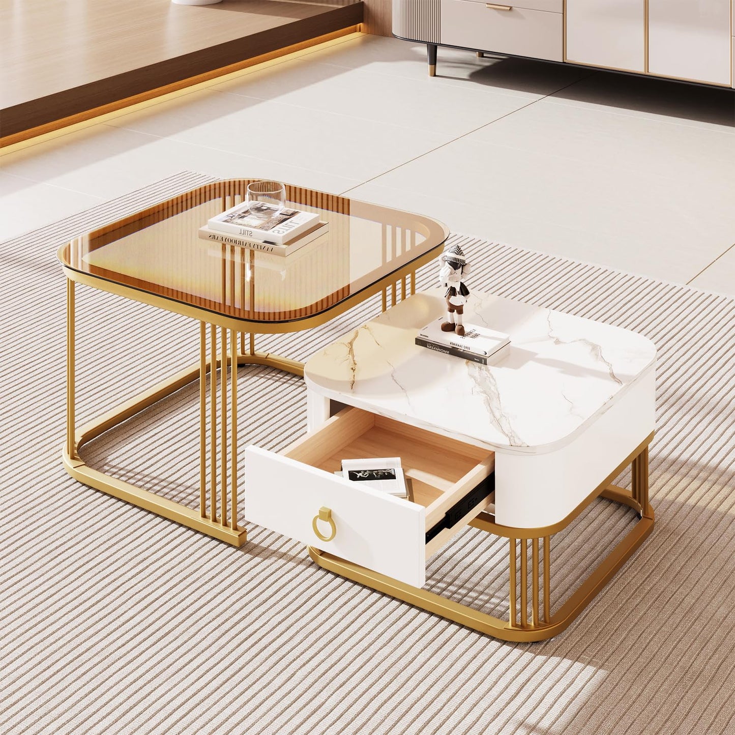 Table Basse,Lot de 2 Tables Basses carrées,Aspect marbre Brillant Blanc et Plateau en Verre Brun thé,Or Structure en métal et poignée dorée,avec tiroirs,Table de Salon 60x60x45cm & 50x50x34cm
