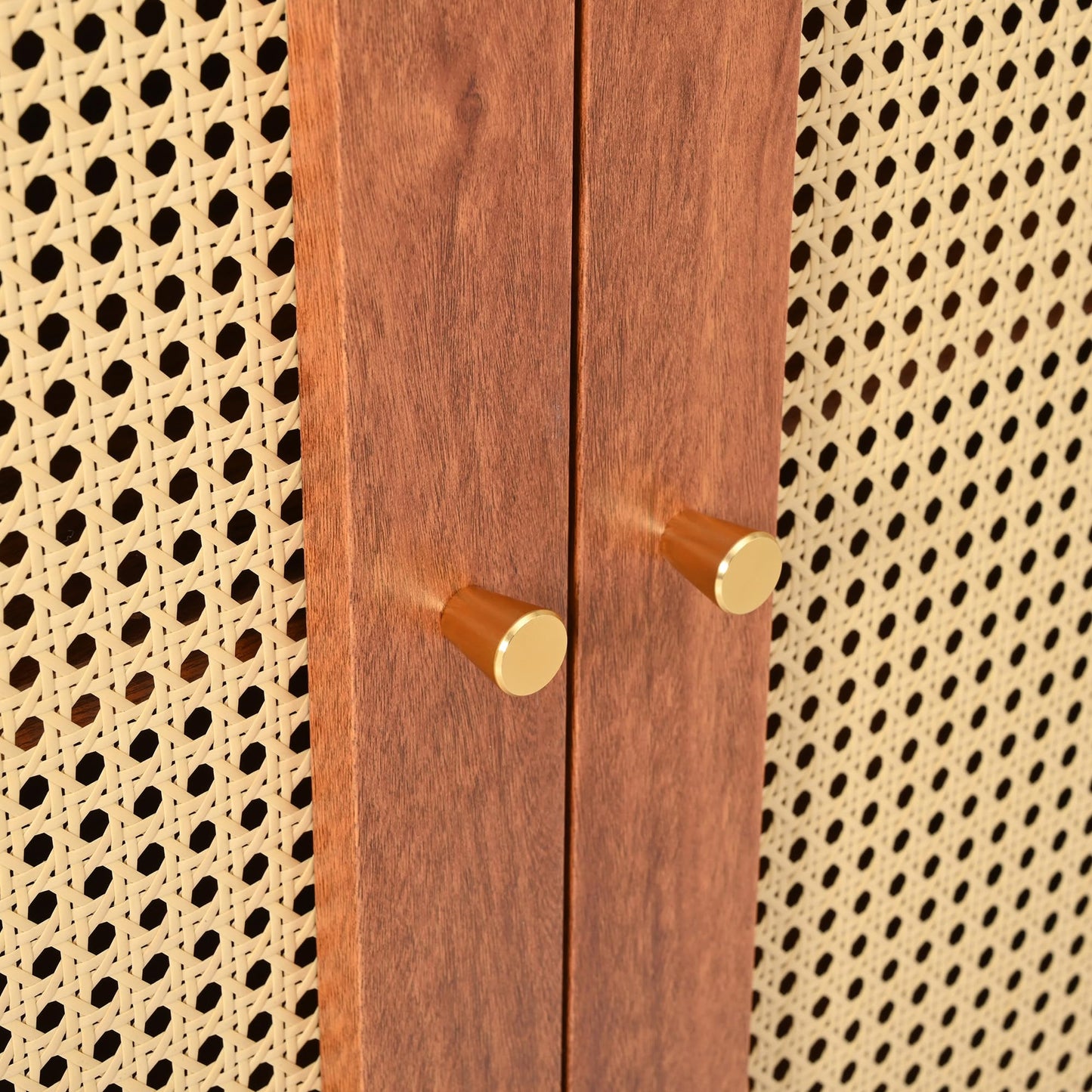 Buffet Cuisine de Style Bohème Bahut avec 3 Portes, Grand Espace de Rangement, Portes en Rotin Artificiel et Poignées en Métal, Meuble D'appoint Moderne pour Salle à Manger, Salon et Entrée (Noyer)