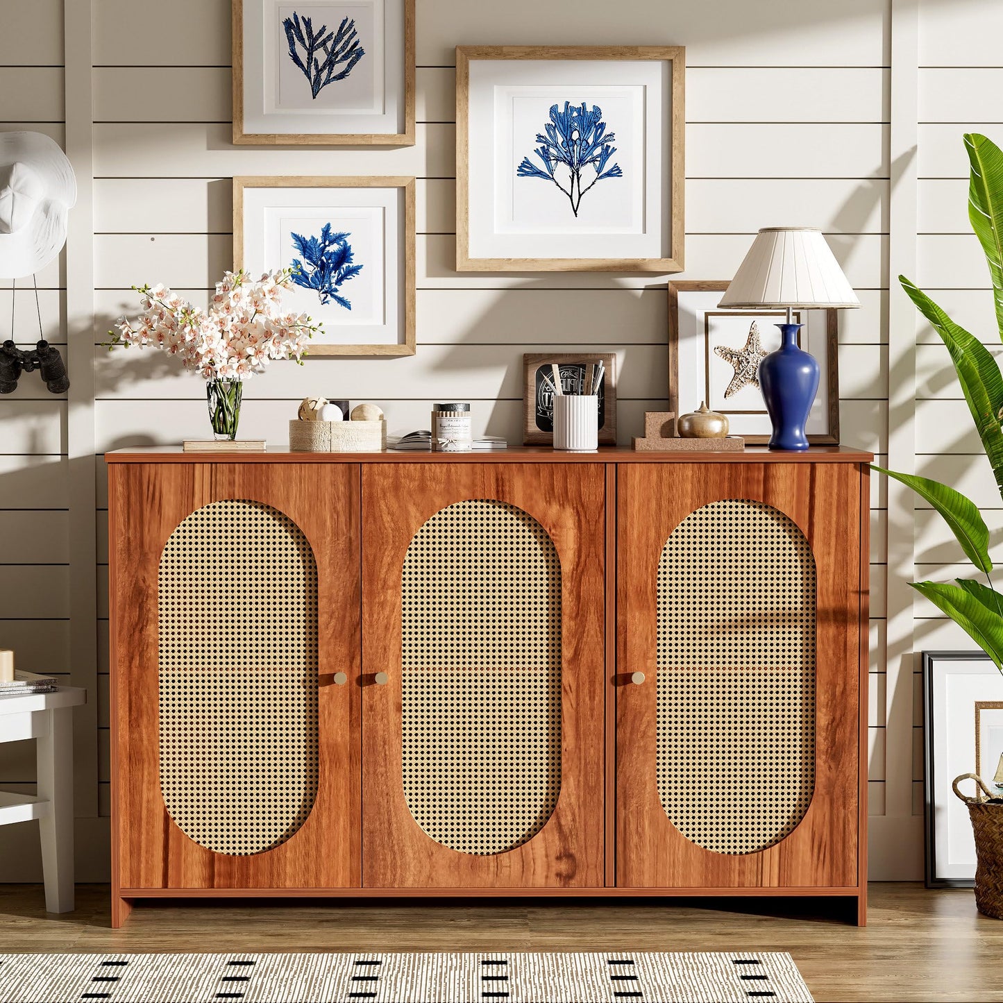 Buffet Cuisine de Style Bohème Bahut avec 3 Portes, Grand Espace de Rangement, Portes en Rotin Artificiel et Poignées en Métal, Meuble D'appoint Moderne pour Salle à Manger, Salon et Entrée (Noyer)